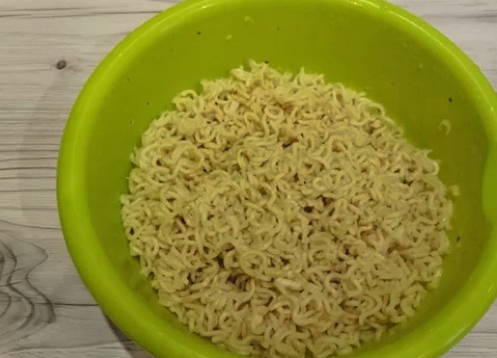 Салат из роллтона с колбасой и помидорами