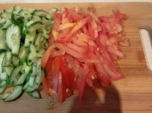Салат из роллтона с колбасой и помидорами