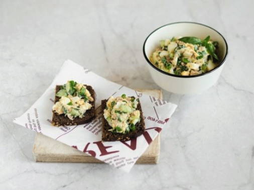 Салат из печени трески с яйцом и свежим огурцом