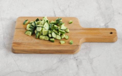 Салат из печени трески с яйцом и свежим огурцом