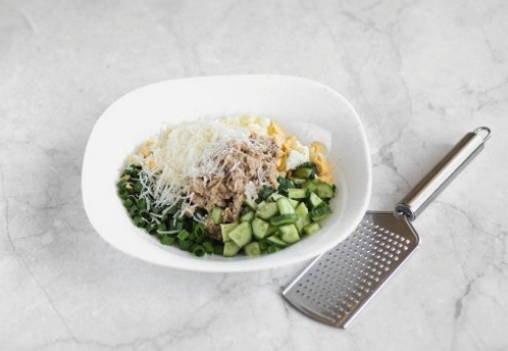 Салат из печени трески с яйцом и свежим огурцом