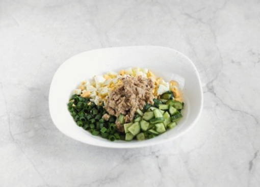 Салат из печени трески с яйцом и свежим огурцом