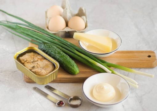 Салат из печени трески с яйцом и свежим огурцом