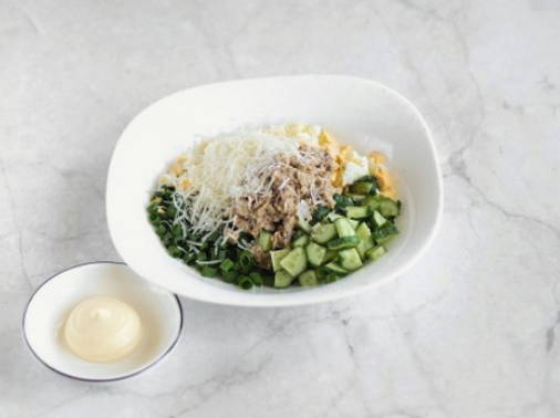 Салат из печени трески с яйцом и свежим огурцом