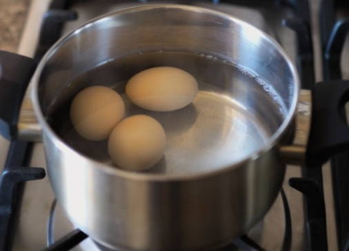 Салат из печени трески с яйцом и свежим огурцом