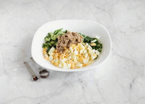 Салат из печени трески с яйцом и свежим огурцом