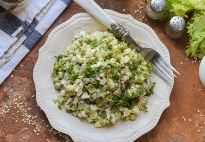 Салат из печени трески с рисом, яйцами и солеными огурцами