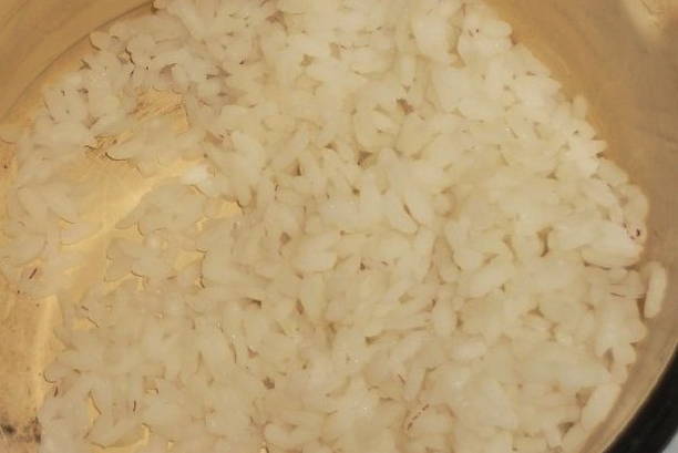 Салат из печени трески с рисом, яйцами и солеными огурцами