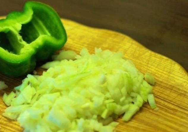 Салат из печени трески с рисом, яйцами и солеными огурцами