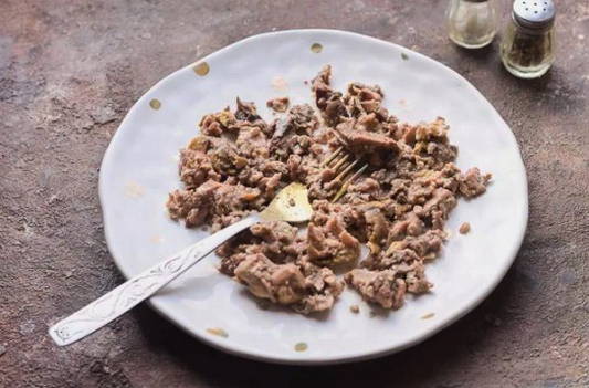 Салат из печени трески с рисом, яйцами и солеными огурцами