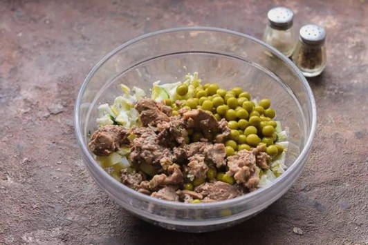 Салат из печени трески с рисом, яйцами и солеными огурцами