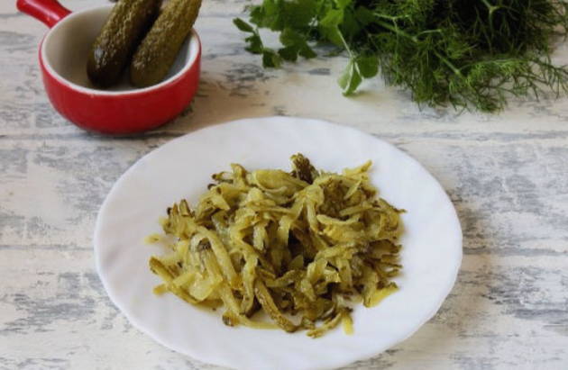 Салат из печени трески с рисом, яйцами и солеными огурцами