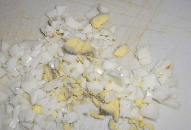 Салат из печени трески с рисом, яйцами и солеными огурцами