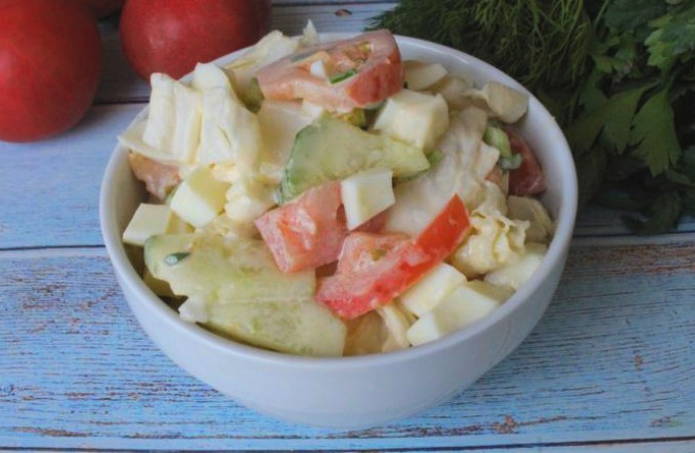 Салат из пекинской капусты с огурцом, помидором и яйцом