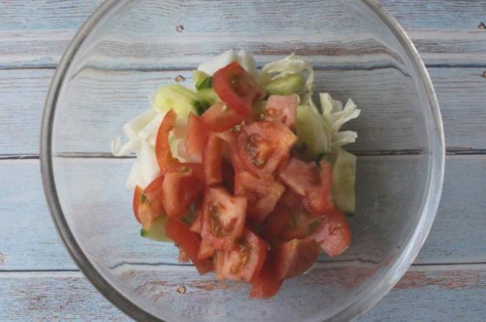 Салат из пекинской капусты с огурцом, помидором и яйцом