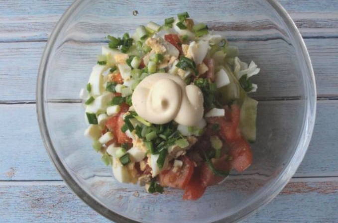 Салат из пекинской капусты с огурцом, помидором и яйцом