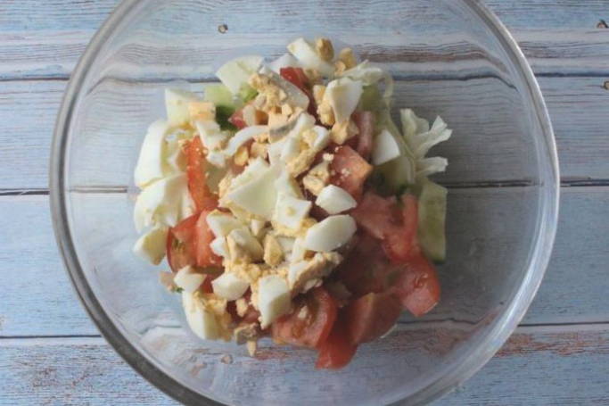 Салат из пекинской капусты с огурцом, помидором и яйцом