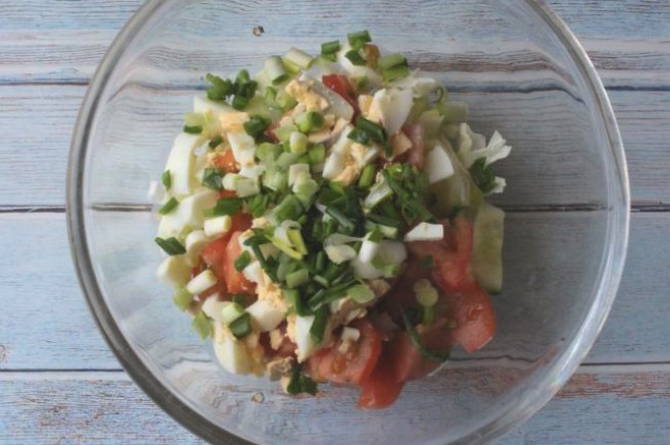 Салат из пекинской капусты с огурцом, помидором и яйцом