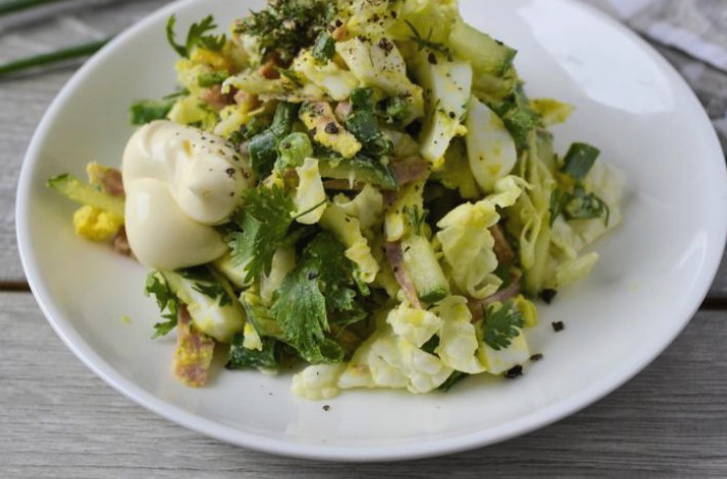 Салат из пекинской капусты с огурцом, яйцом и колбасой