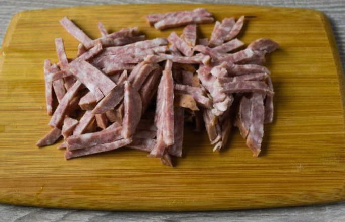 Салат из пекинской капусты с огурцом, яйцом и колбасой