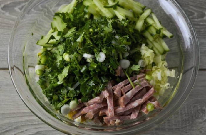 Салат из пекинской капусты с огурцом, яйцом и колбасой