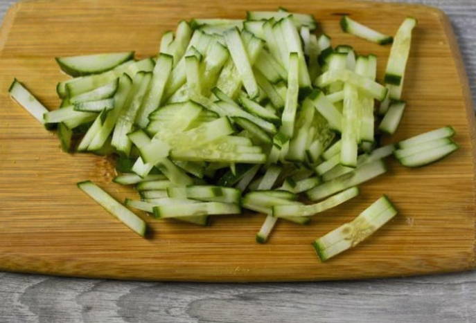 Салат из пекинской капусты с огурцом, яйцом и колбасой