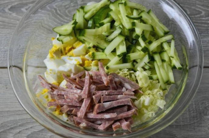 Салат из пекинской капусты с огурцом, яйцом и колбасой