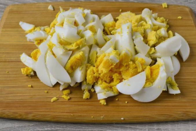 Салат из пекинской капусты с огурцом, яйцом и колбасой