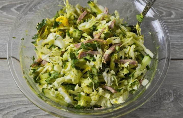 Салат из пекинской капусты с огурцом, яйцом и колбасой