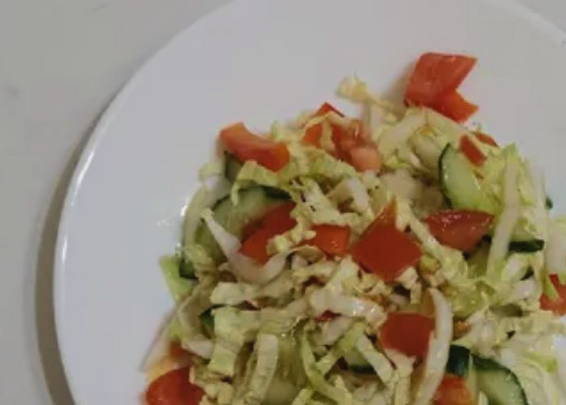 Салат из пекинской капусты с огурцом, помидором и болгарским перцем с маслом