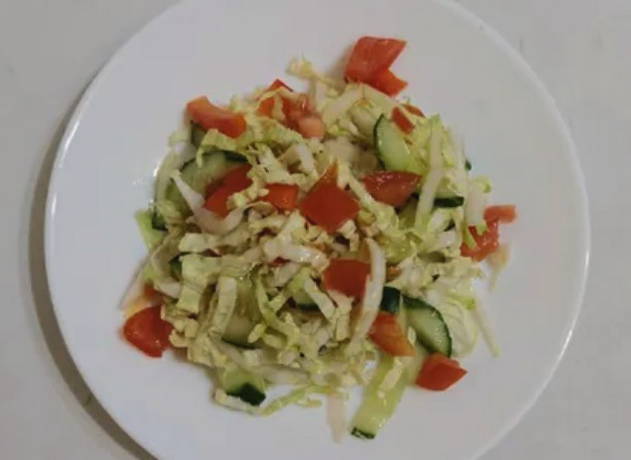 Салат из пекинской капусты с огурцом, помидором и болгарским перцем с маслом