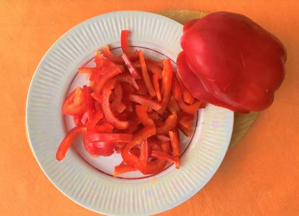 Салат из пекинской капусты с огурцом, помидором и болгарским перцем с маслом