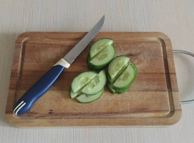 Салат из пекинской капусты с огурцом, помидором и болгарским перцем с маслом