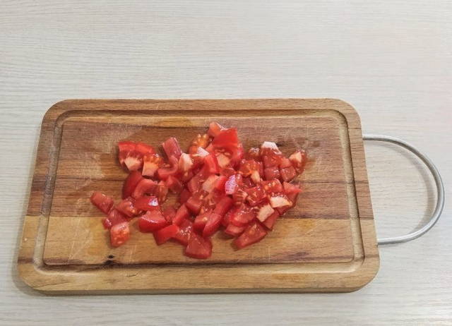 Салат из пекинской капусты с огурцом, помидором и болгарским перцем с маслом