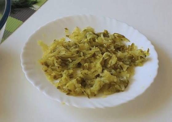 Салат из вареной свеклы с жареным луком и соленым огурцом