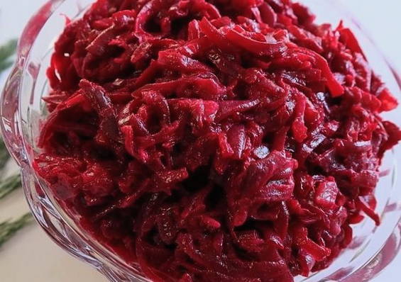 Салат из вареной свеклы с жареным луком и соленым огурцом