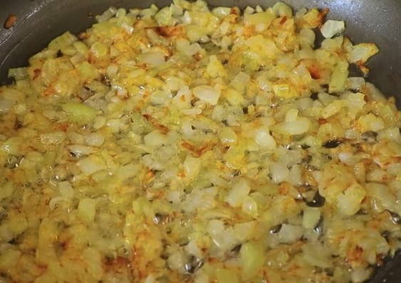 Салат из вареной свеклы с жареным луком и соленым огурцом