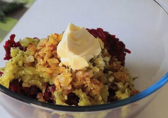 Салат из вареной свеклы с жареным луком и соленым огурцом