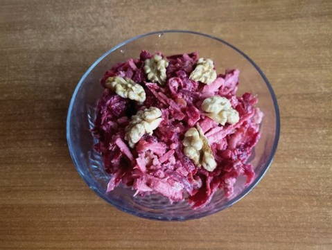 Салат из вареной свеклы с грецкими орехами и яблоками