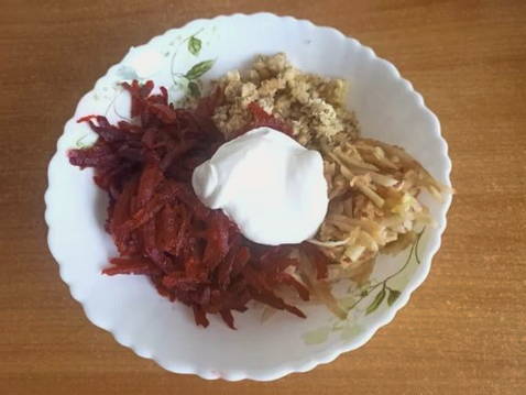 Салат из вареной свеклы с грецкими орехами и яблоками