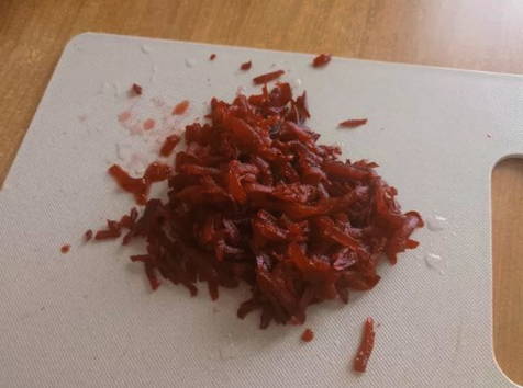 Салат из вареной свеклы с грецкими орехами и яблоками