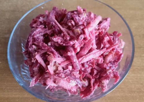 Салат из вареной свеклы с грецкими орехами и яблоками