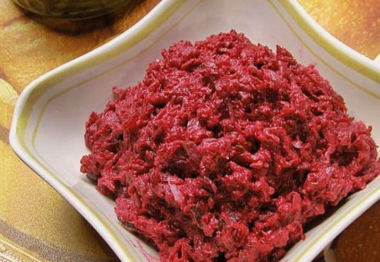 Салат из вареной свеклы с чесноком, майонезом и солеными огурцами
