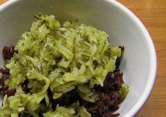 Салат из вареной свеклы с чесноком, майонезом и солеными огурцами