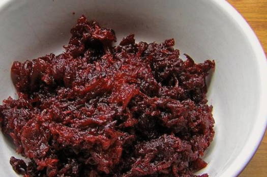 Салат из вареной свеклы с чесноком, майонезом и солеными огурцами