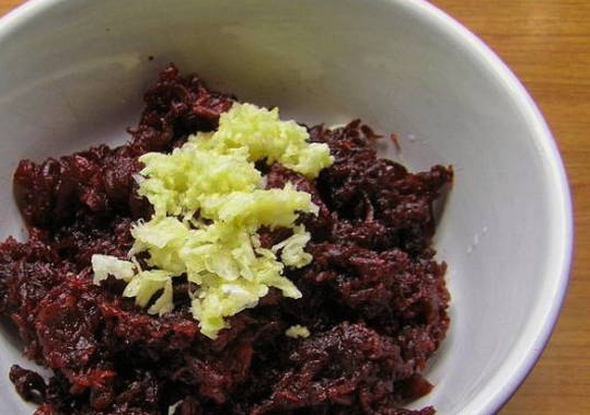 Салат из вареной свеклы с чесноком, майонезом и солеными огурцами