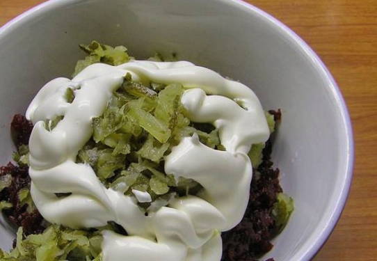 Салат из вареной свеклы с чесноком, майонезом и солеными огурцами
