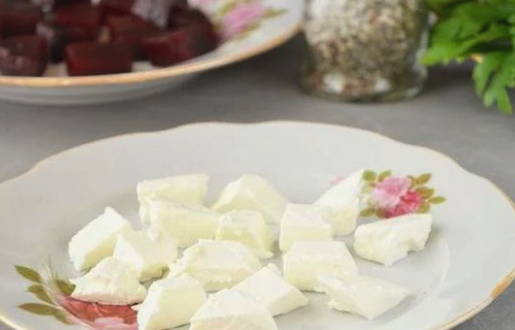 Салат из вареной свеклы с сыром фета