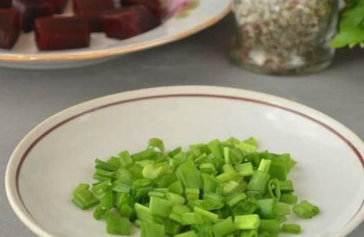 Салат из вареной свеклы с сыром фета