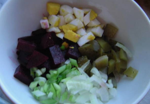 Салат из вареной свеклы с солеными огурцами и луком